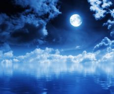 Фотообои Луна над синей водой